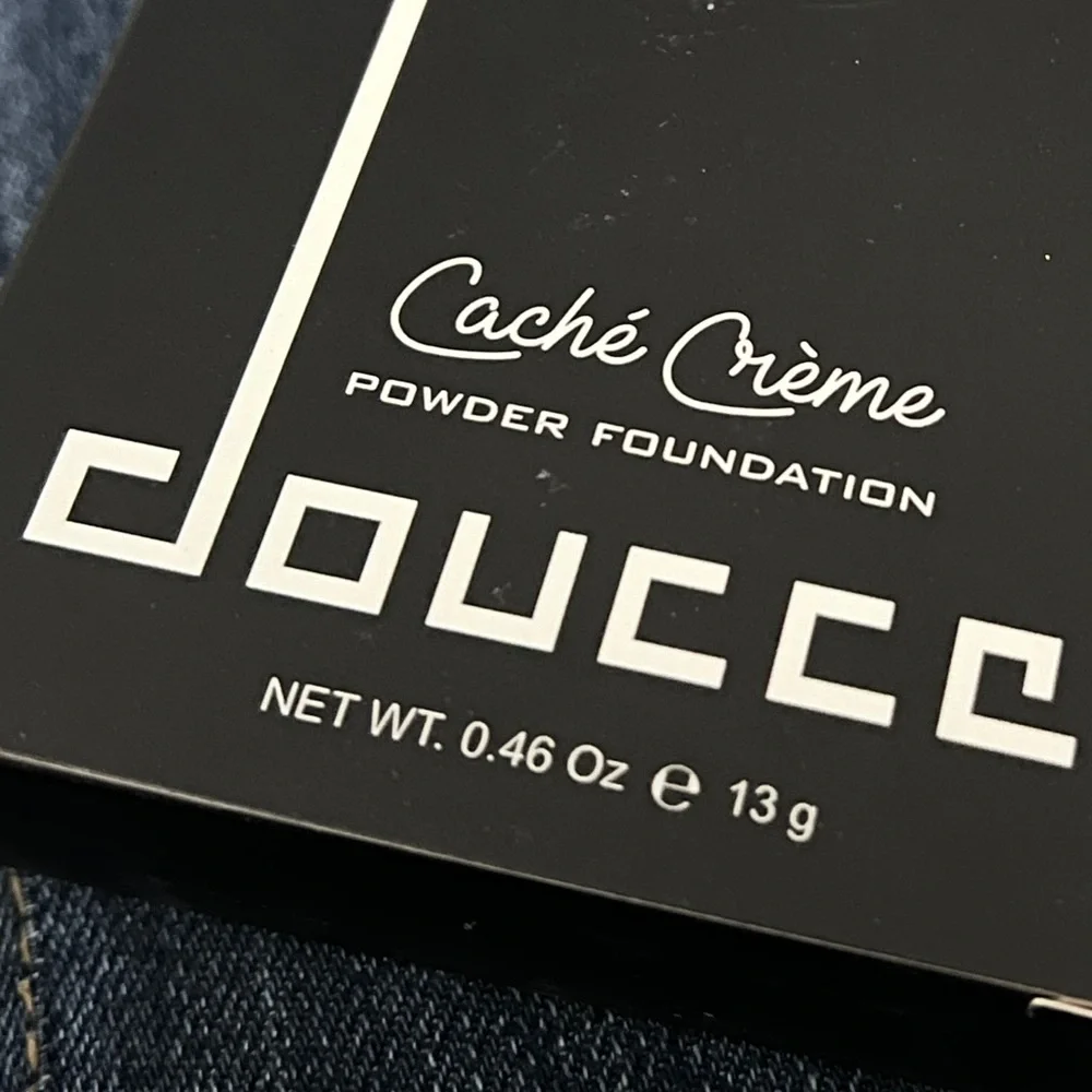 NEW DOUCCE Cache Cream Powder Foundaton in Color YL3
